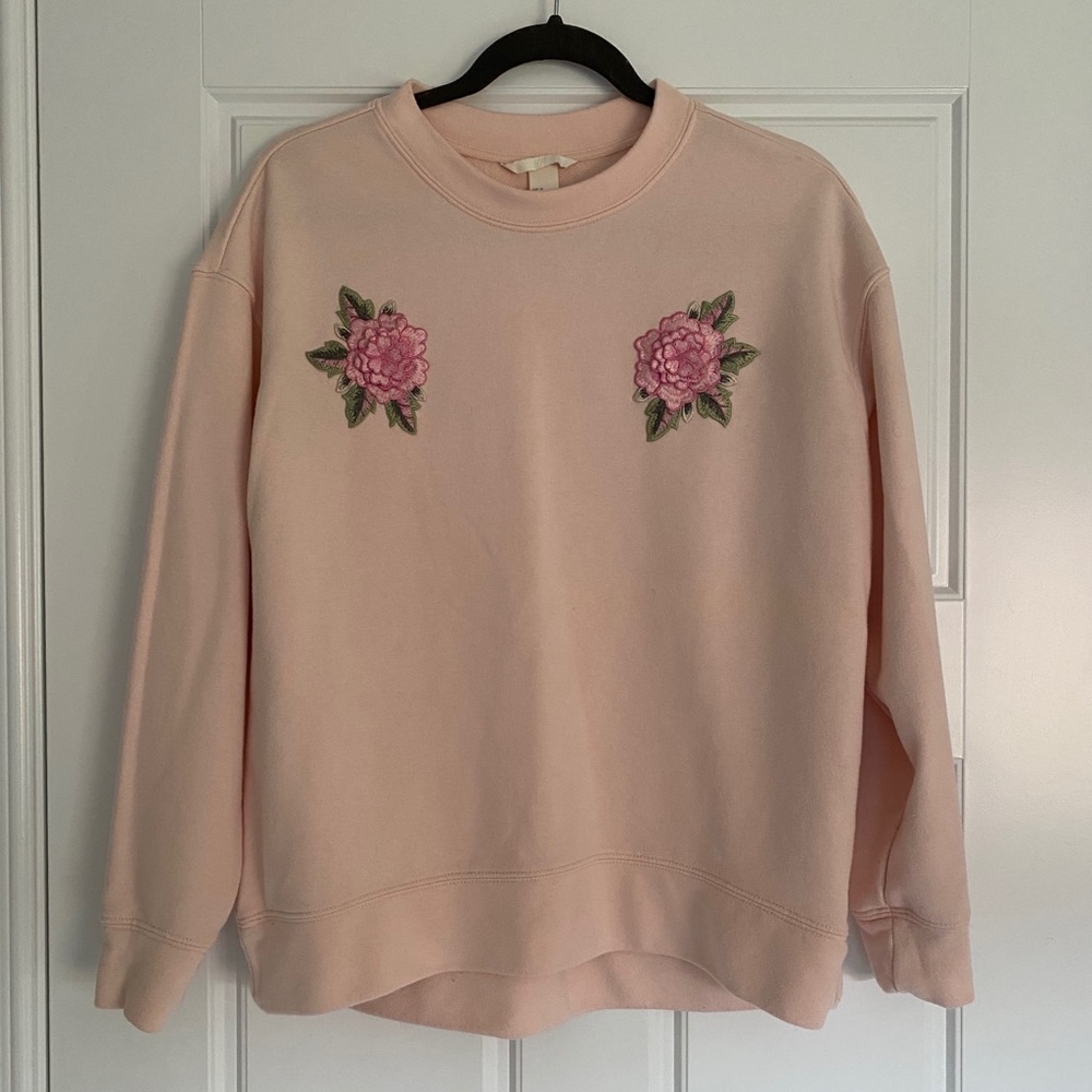 Crewneck with flower appliqué
